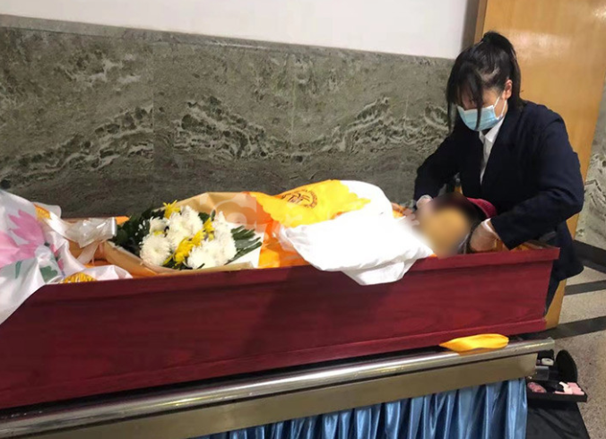 人死后净身穿衣由谁来做？